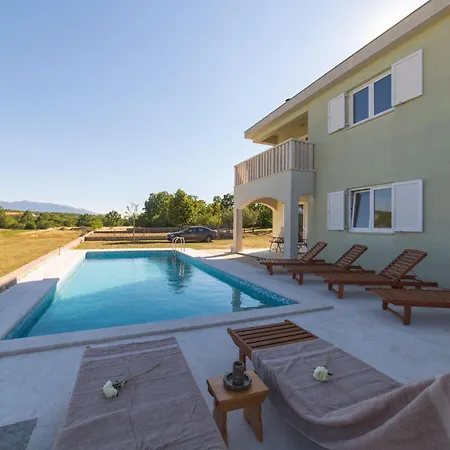 Idyllic Getaway With Pool Villa