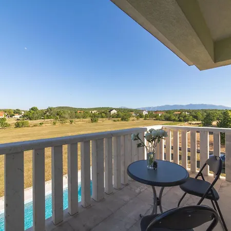 Villa Idyllic Getaway With Pool Lovrec