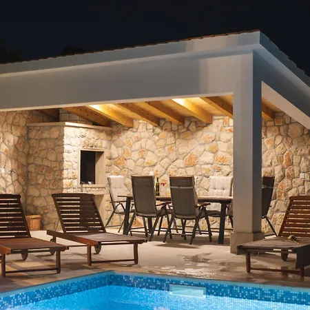 Villa Idyllic Getaway With Pool