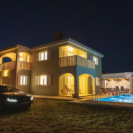 Villa Idyllic Getaway With Pool *