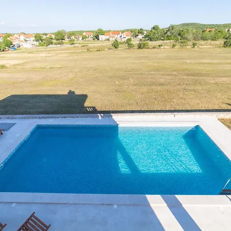 Idyllic Getaway With Pool *